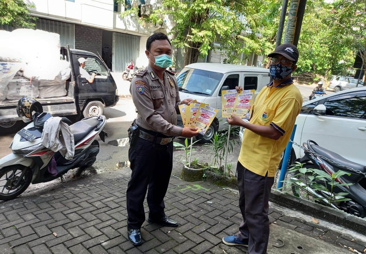 Babinkamtibmas Bongkaran Sosialisasikan SPKT Door To DoorKepada Warga Jalan Coklat