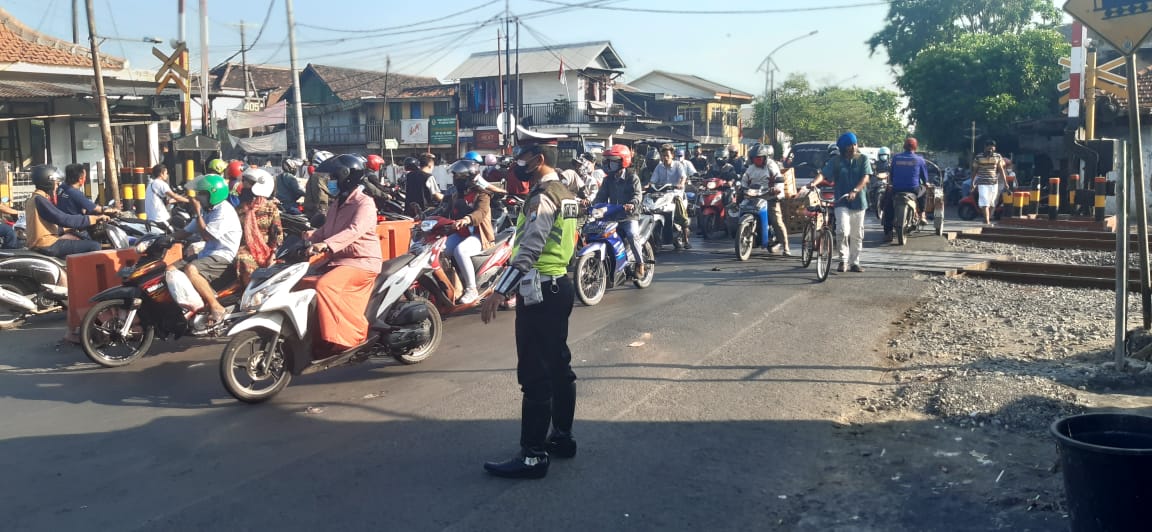 Unit Lantas Polsek Asemrowo Berikan Pelayanan Melalui Pengaturan Pagi