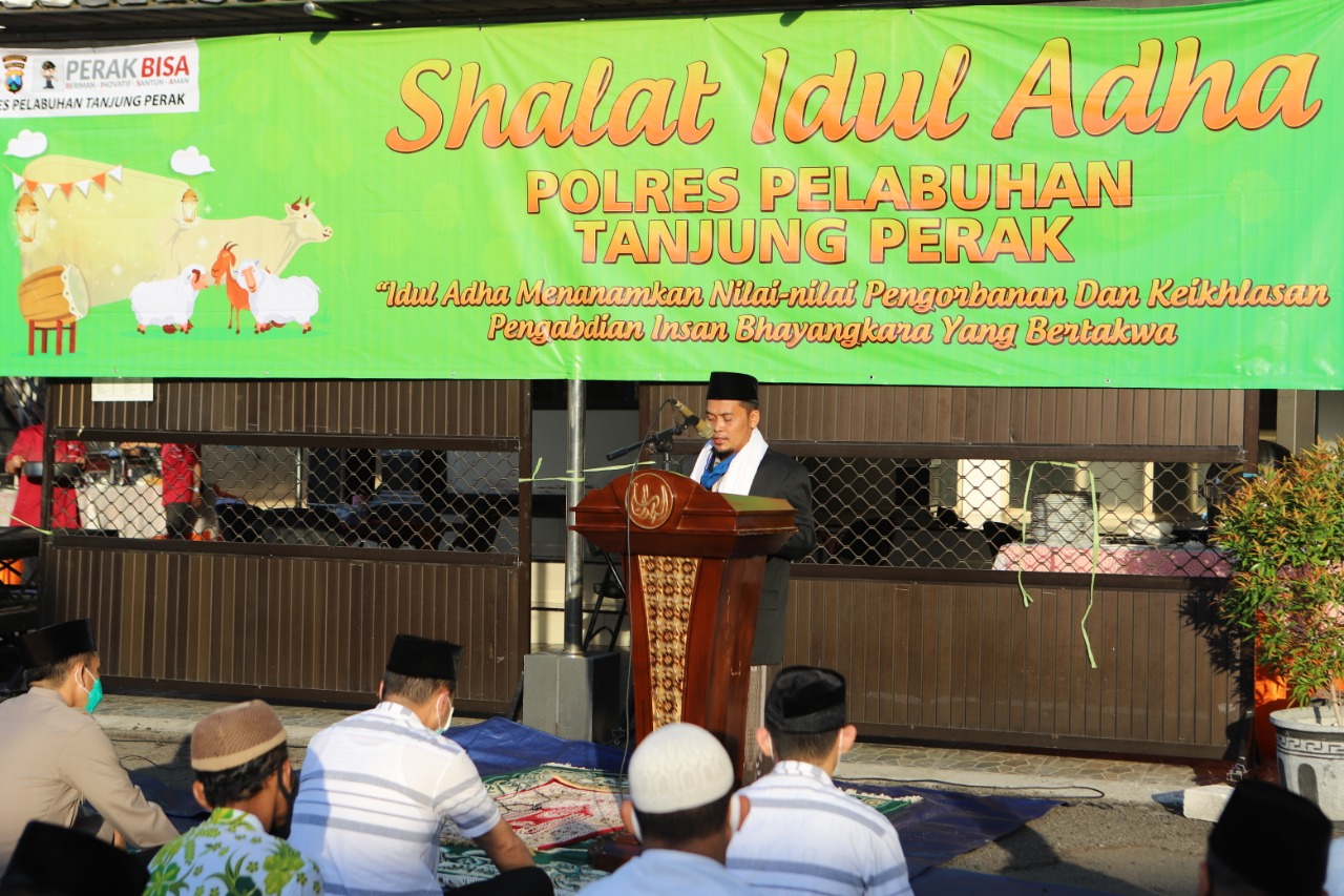Kapolres Tanjung Perak Bersama Anggota Jalankan Ibadah Sholat Idul Adha di Lapangan Apel