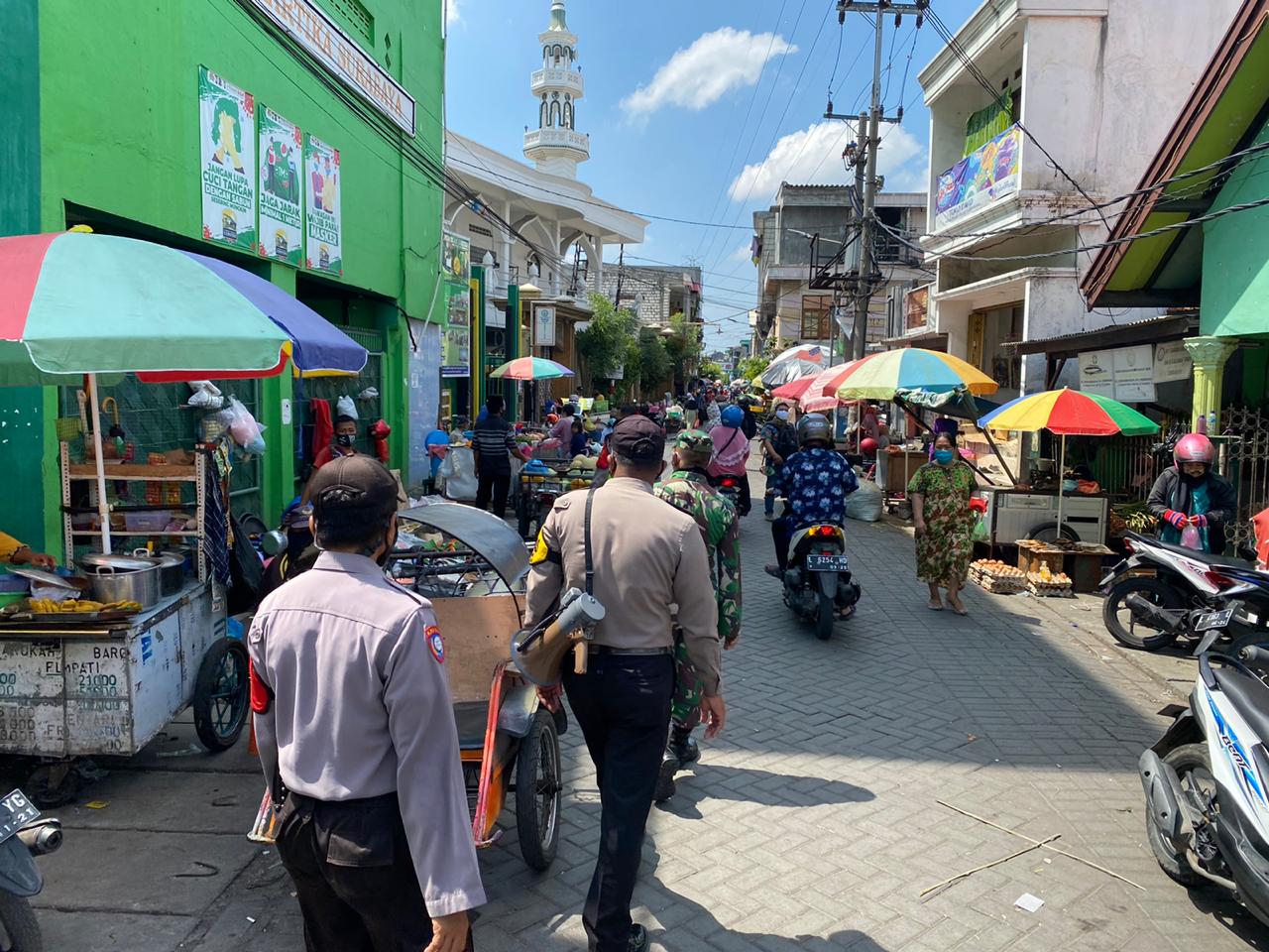 Polsek Krembangan Gelar Operasi Penertiban Masker di Pasar Kalianak, Sekaligus Sosialisasi Operasi Zebra