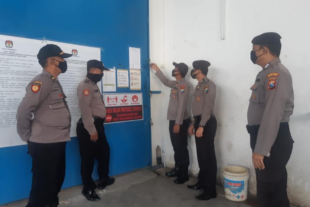 Personil Polres Tanjung Perak Masih Terus Lakukan Pengamanan Gudang KPU