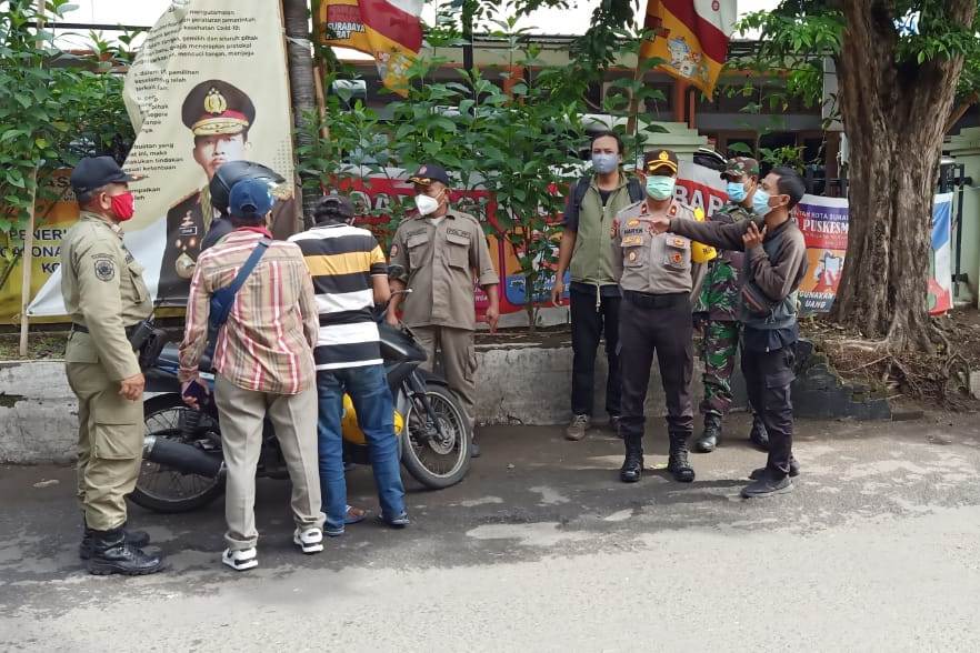 Kapolsek Asemrowo Bersama Satpol PP & Linmas Lakukan Operasi Penertiban Masker, Stop Penyebaran Covid-19