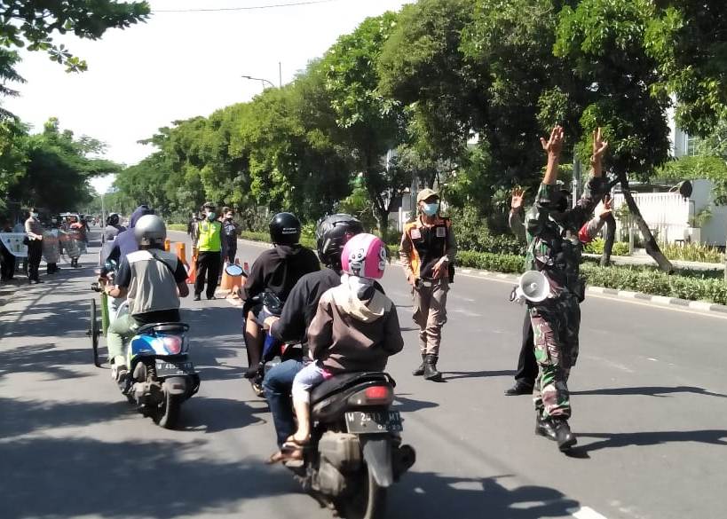 Kapolsek Krembangan Pimpin Operasi Penertiban Masker, Tekan Penyebaran Covid-19