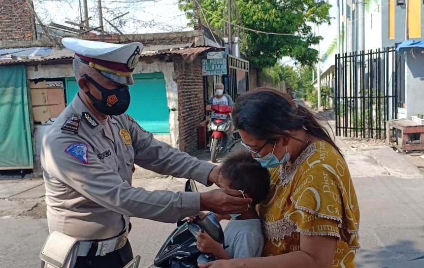Polsek Kenjeran Bagikan Masker di Pasar-Pasar Sebagai Upaya Tekan Penyebaran Covid-19