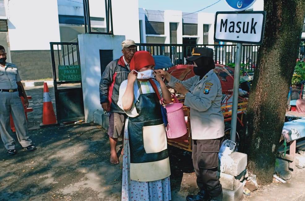Polsek Kenjeran Laksanakan Operasi Masker di Pasar Surya Kedinding, Sekaligus Bagikan Masker Gratis