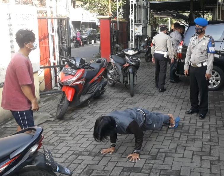 Kapolsek Asemrowo Pimpin Operasi Penertiban Masker di Jalan Asem Raya