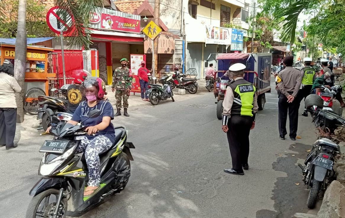 Polsek Asemrowo Gelar Operasi Masker di Depan Mako, Jaring 9 Pelanggar