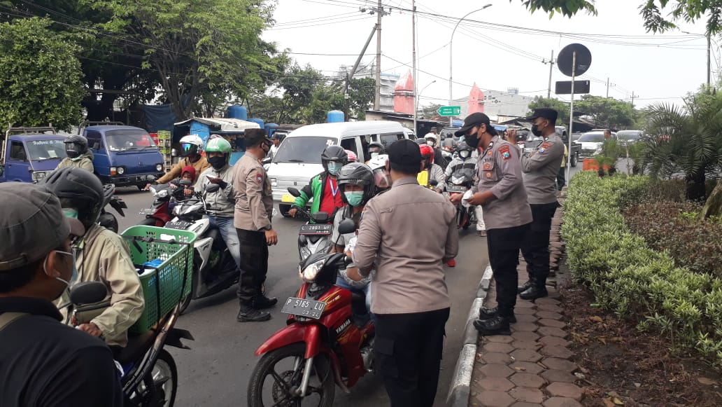 Polsek Asemrowo Laksanakan Operasi Penertiban Masker Bareng Personil Gabungan, Jaring 20 Pengguna Jalan