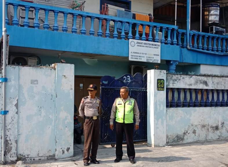 Polsek Asemrowo Pam Kebaktian Minggu di 2 Gereja