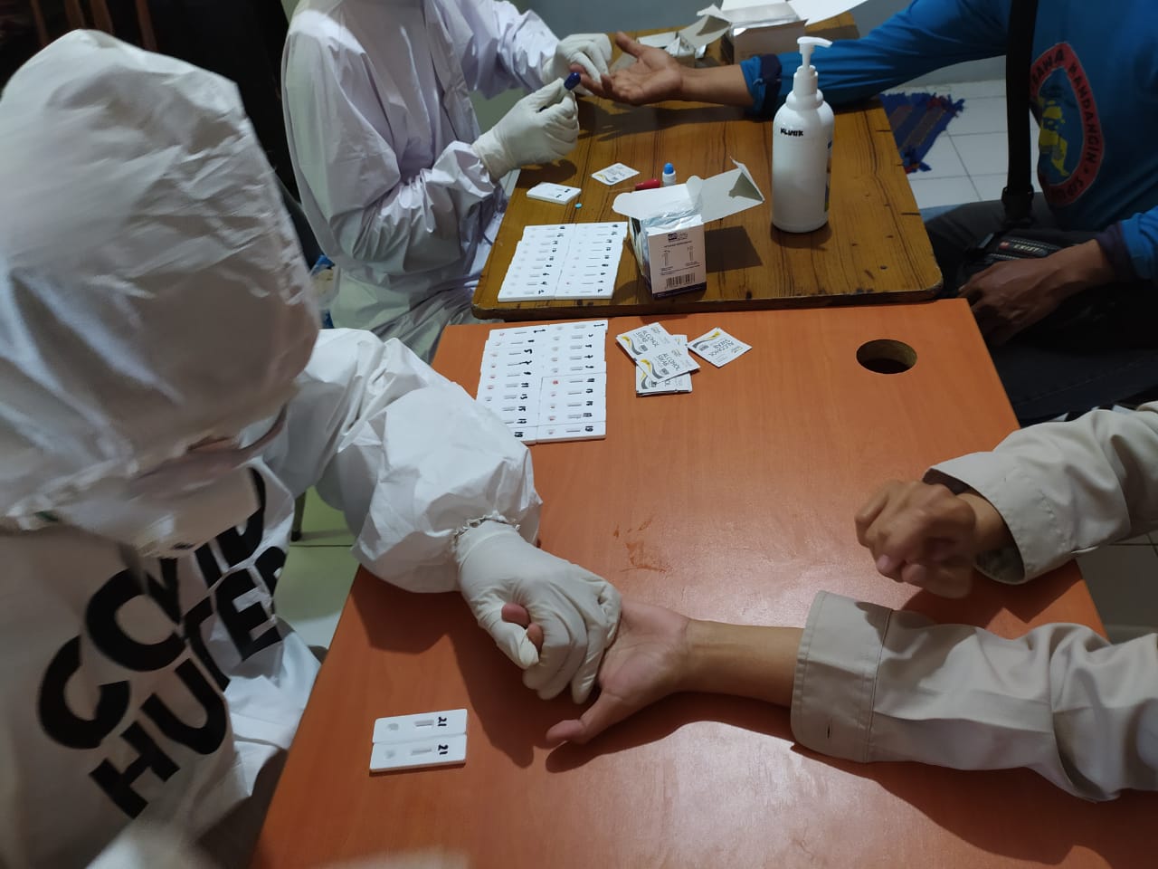 Urkes Polres Tanjung Perak Lakukan Pemeriksaan Rapid Tes Untuk Personil Polsek Pabean Cantikan