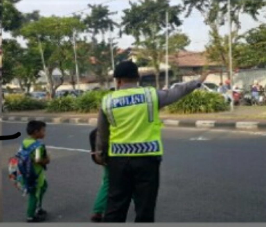 Menyeberangkan Anak Sekolah, Jadi Aktivitas Rutin Polsek Semampir