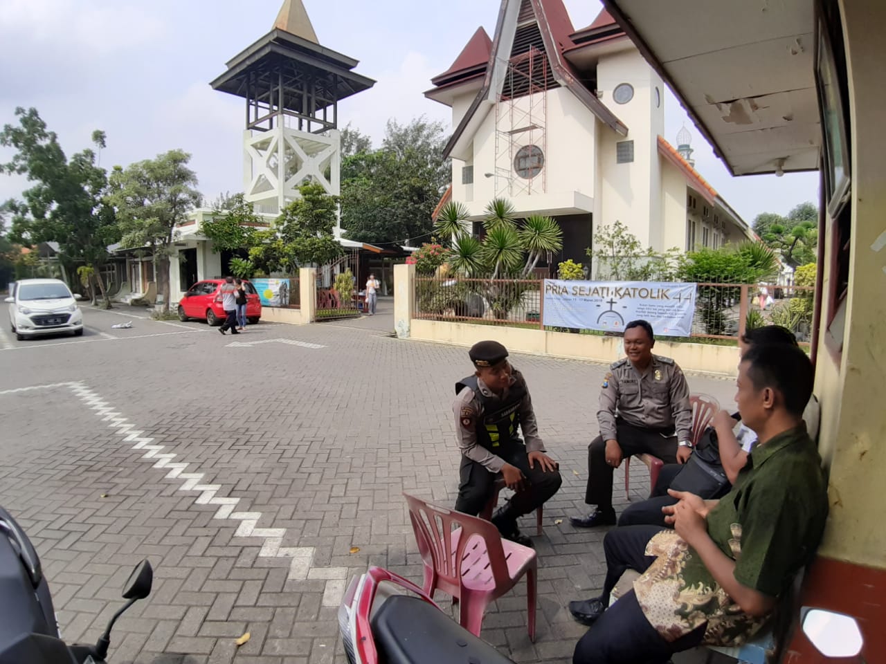 Satsabhara Polres Tanjung Perak Gelar Patroli di Gereja Santo Mikael