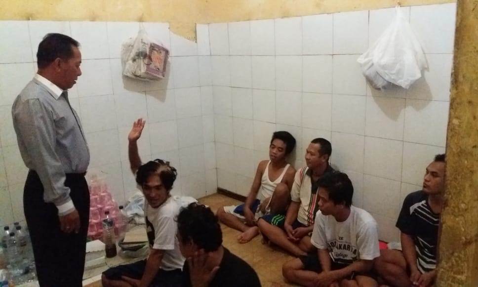 Polsek Asemrowo Lakukan Pengecekan Pagi Tahanan