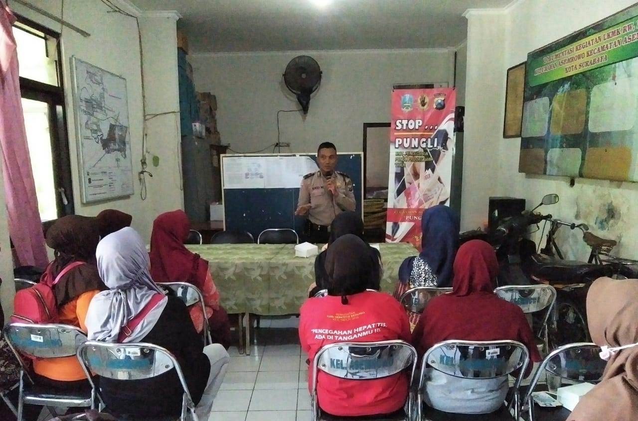 Panit Binmas Polsek Asemrowo Sosialisasi Pengaduan Pungli