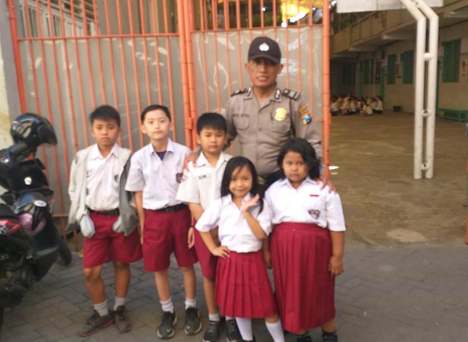 Babinkamtibmas Bongkaran Narsis Bersama Murid-Murid SD Sasana Bhakti