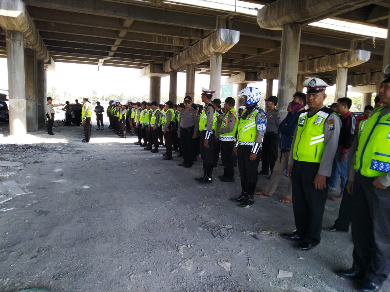 Kabag Ops Polres Tanjung Perak Pimpin Apel Pengamanan Jalur Bonek