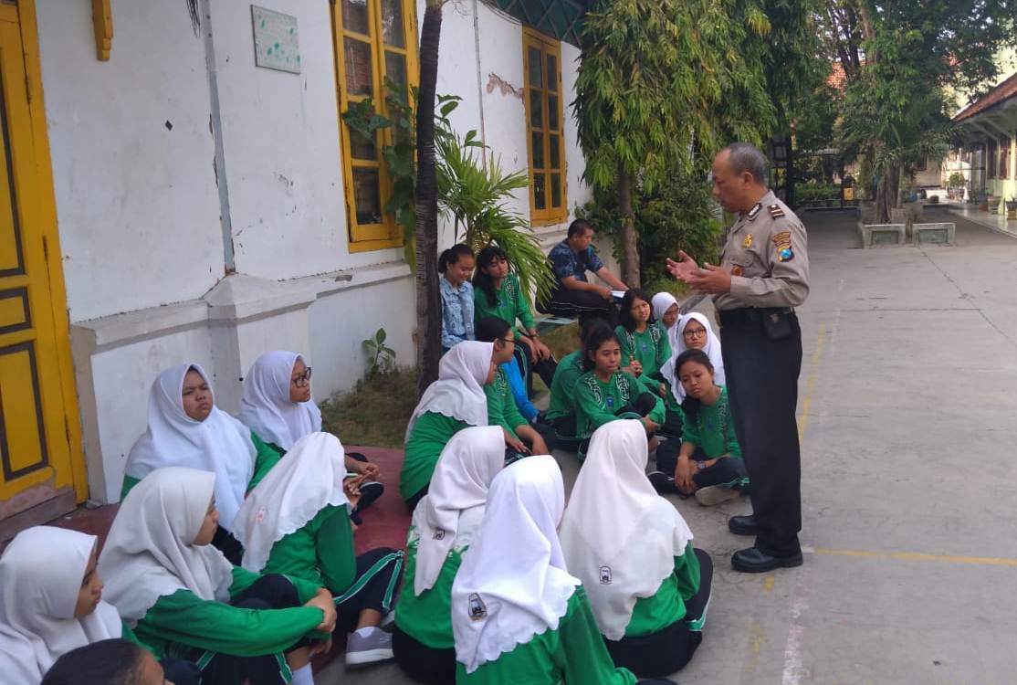 Panit Binmas Polsek Semampir Sampaikan Pesan Rajin Belajar Dalam Rabu Narsis