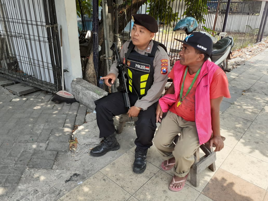 Satsabhara Polres Tanjung Perak Lakukan Pemantauan Keamanan di Mini Market