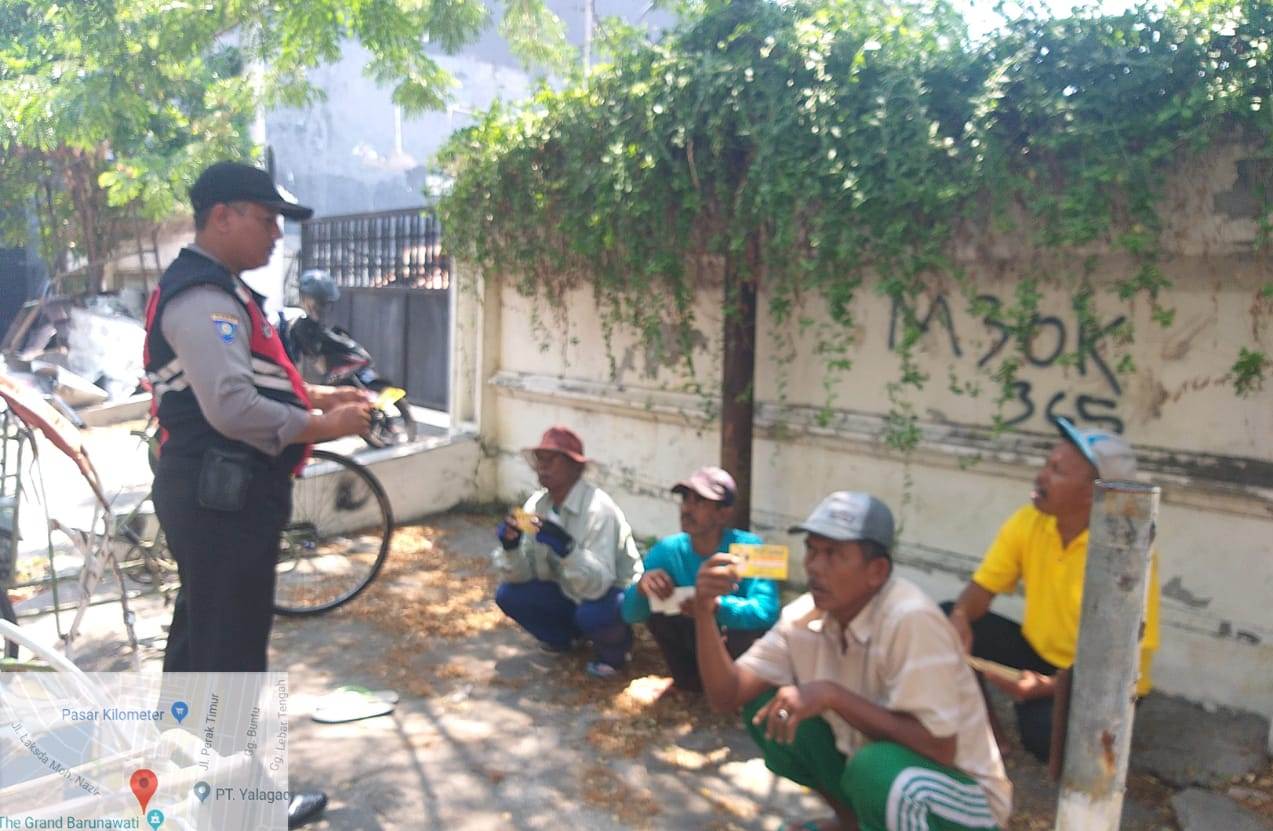 Babinkamtibmas Perak Utara Sampaikan Pesan Tertib Lalu Lintas Ke Penarik Becak