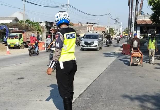 Satlantas Polres Tanjung Perak Berikan Pelayanan Lewat Pengaturan Pagi