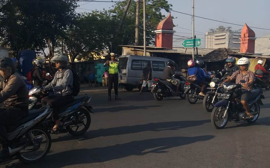 Unit Lantas Polsek Asemrowo Laksanakan Pengaturan Pagi Cegah Kemacetan