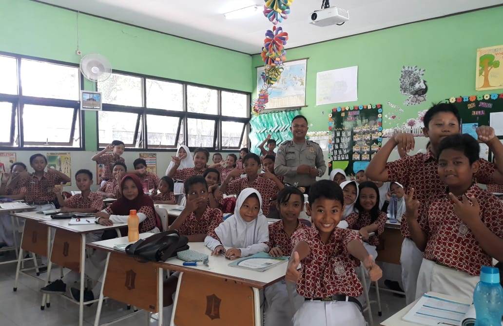 Babinkamtibmas Perak Barat Sambang Sekolah Dalam Rangka Rabu Narsis