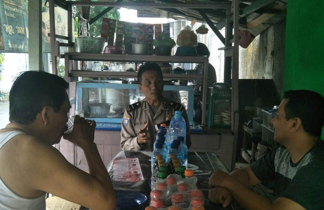 Panit Binmas Polsek Asemrowo Sambang Tomas, Titip Pesan Jaga Kerukunan