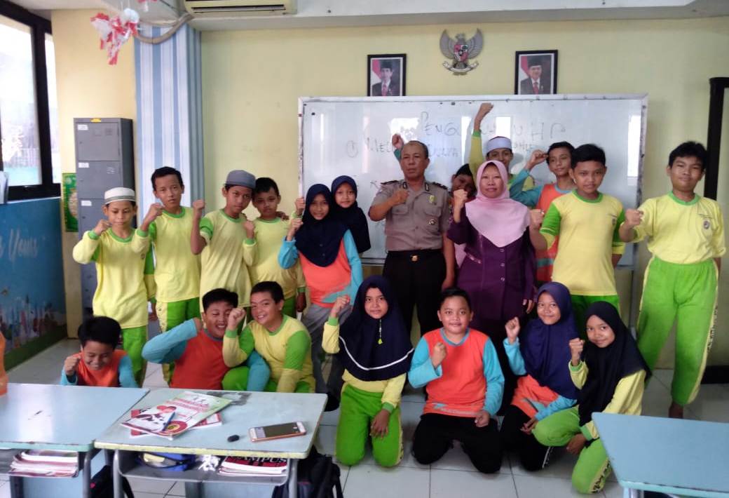 Panit Binmas Polsek Semampir Gelar Rabu Narsis, Sampaikan Pesan Rajin Belajar Ke Murid SD