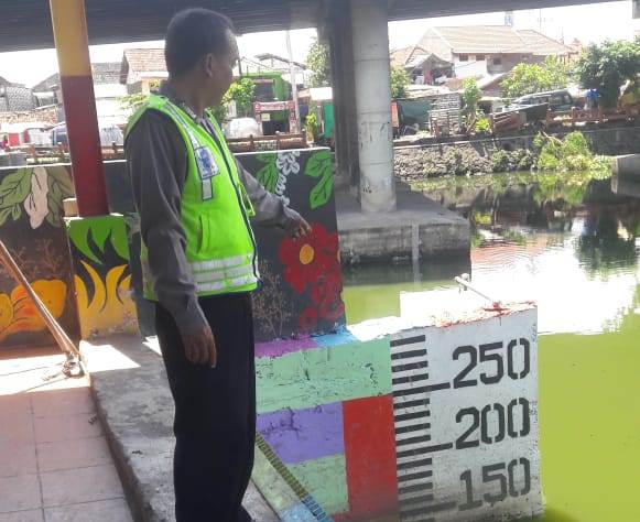 Polsek Krembangan Lakukan Pemantauan Debit Air, Antisipasi Poteni Banjir