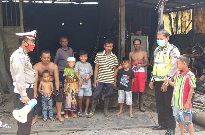 Kanit Lantas Polsek Asemrowo Sosialisasikan Pencegahan Virus Corona Ke Pemukiman
