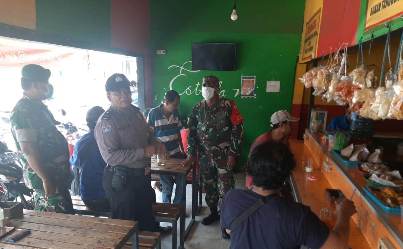 Babinkamtibmas Krembangan Utara Bareng Babinsa Bubarkan Pengunjung Warkop