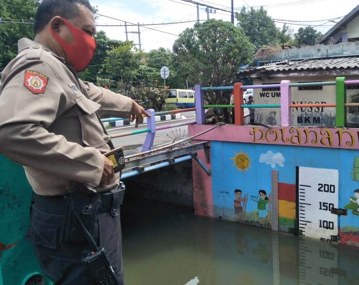 Polsek Kenjeran Pantau Debit Air, Antisipasi Potensi Banjir