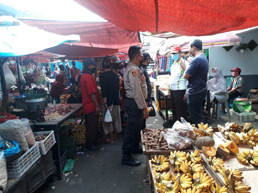 Babinkamtibmas Dupak Sambang Pasar, Ingatkan Jaga Jarak dan Pakai Masker