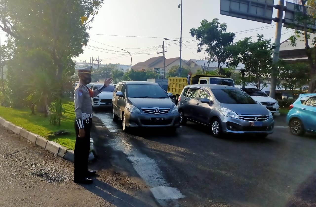 Unit Lantas Polsek Asemrowo Lakukan Pengaturan Pagi Bantu Keberangkatan Pekerja