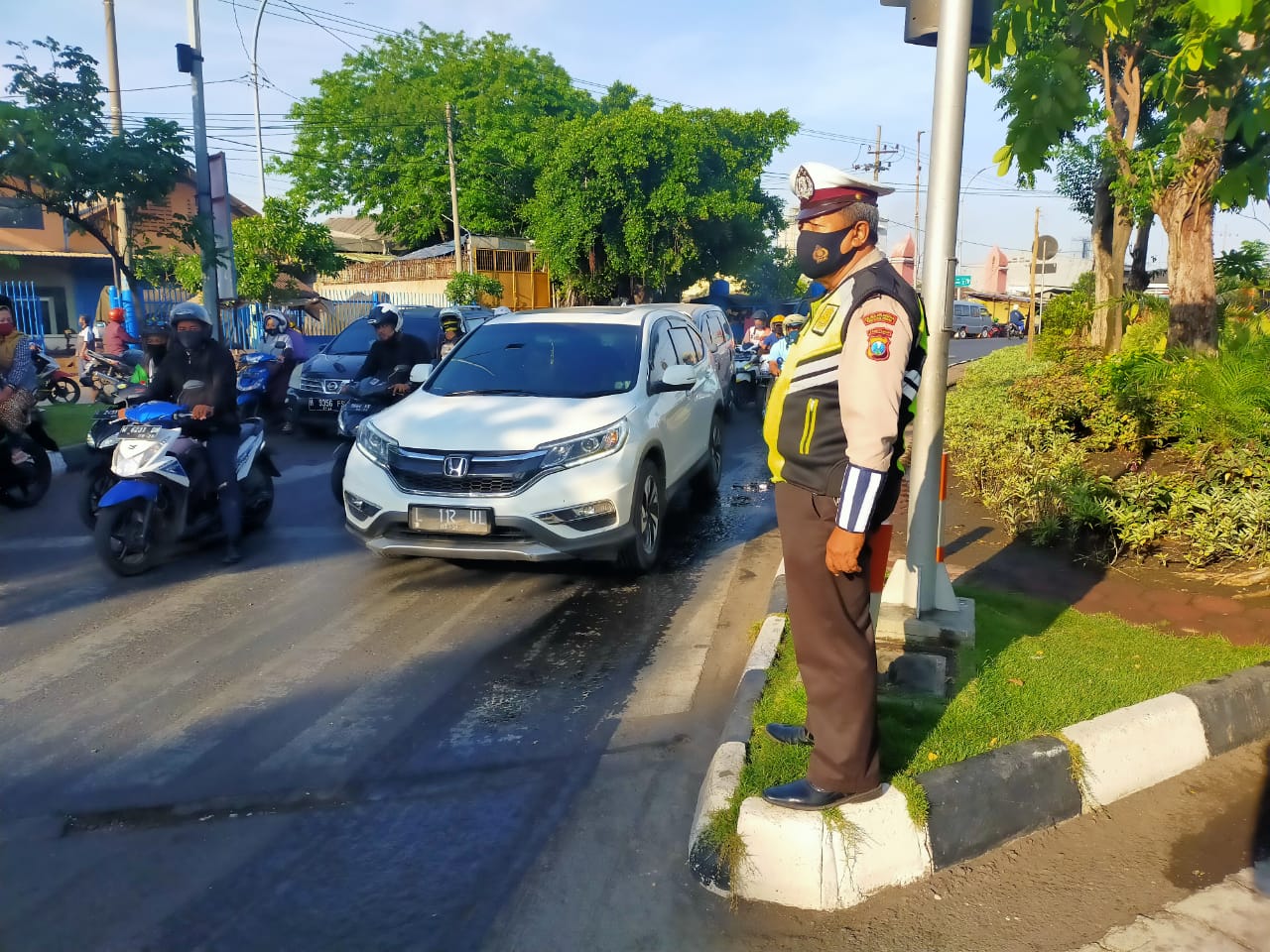 Unit Lantas Polsek Asemrowo Lakukan Pengaturan Pagi, Berikan Pelayanan Masyarakat