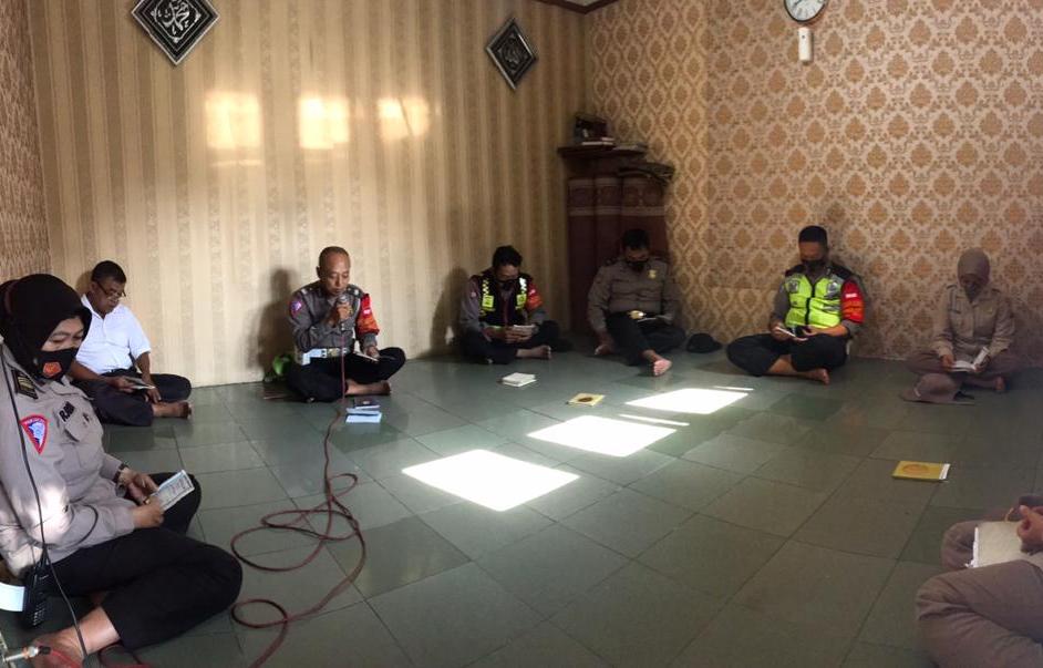 Polsek Pabean Cantikan Gelar Kegiatan Binrohtal, Tingkatkan Keimanan Personil