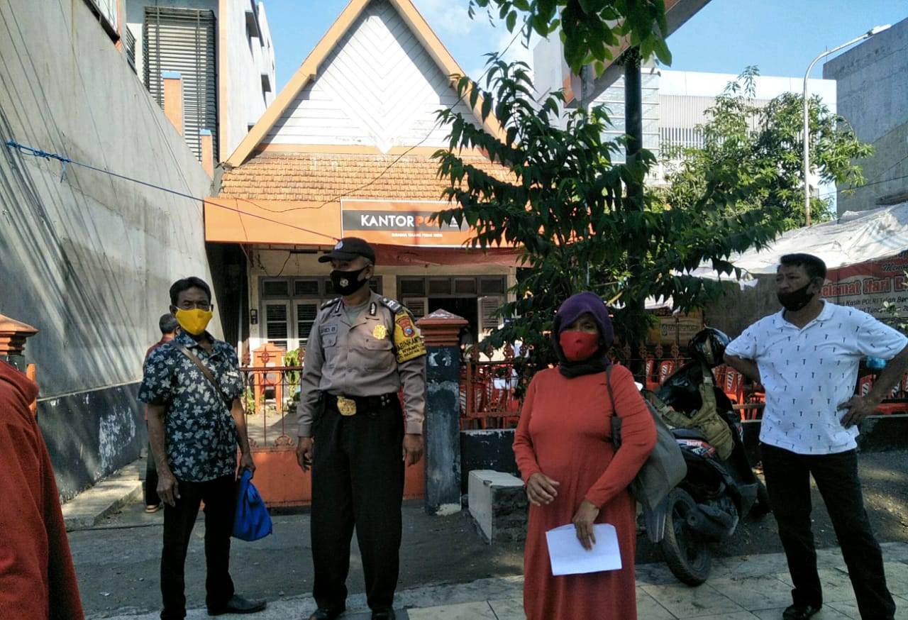 Polsek Pabean Cantikan PAM Pembagian BLT di Kantor Pos Perak Barat