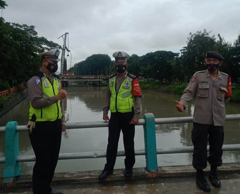 Polsek Pabean Cantikan Pantau Debit Air di Sungai Kalimas, Waspadai Kemungkinan Banjir