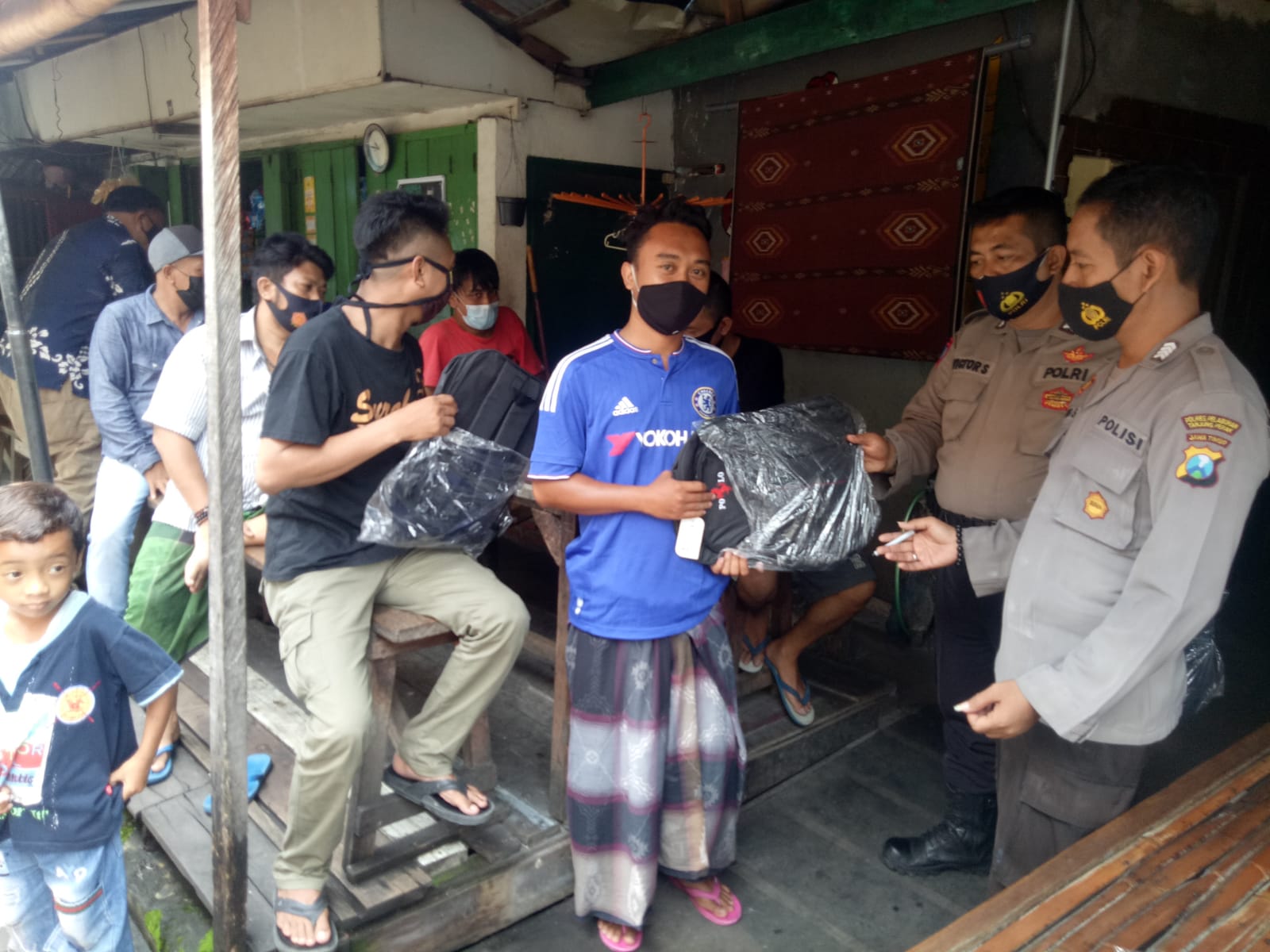 Satbinmas Polres Tanjung Perak Berikan Bantuan Sarana Kontak Untuk Warga Ujung