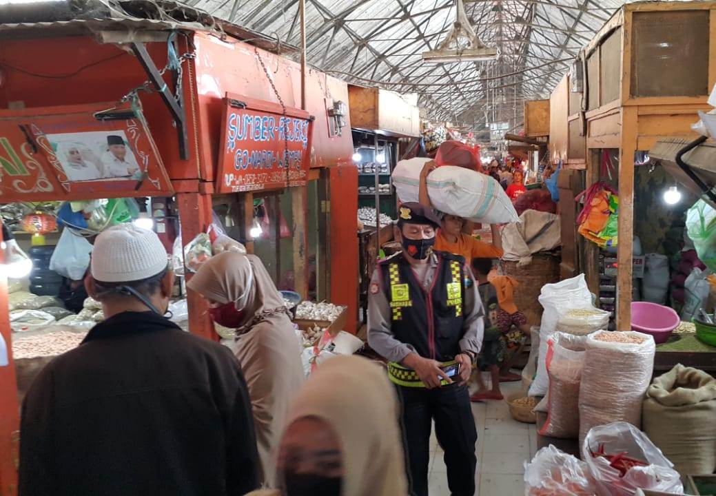 Personil Polsek Pabean Cantikan Pantau Penerapan Prokes di Pasar Bawang