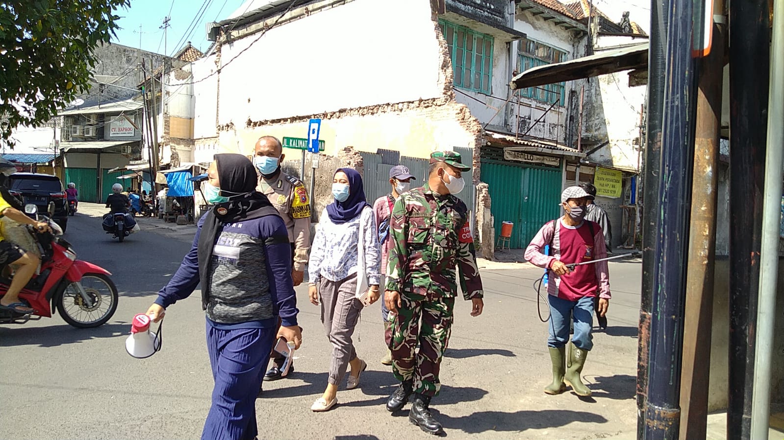 Babinkamtibmas Nyamplungan Lakukan Penyemprotan Disinfektan & Sosialisasi PPKM Darurat Bareng Instansi Sampng