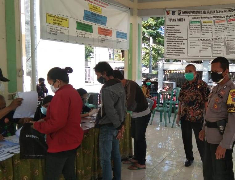Babinkamtibmas Takal Kedinding Kawal Pembagian Bantuan Langsung Tunai di Kantor Kelurahan