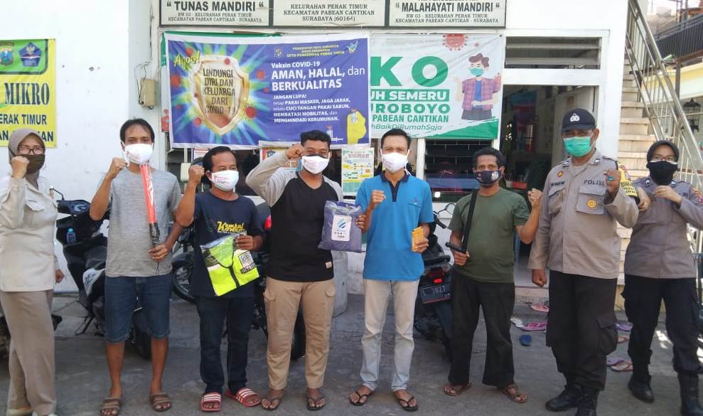 Babinkamtibmas Perak Timur Bersam Anggota Polres Tanjung Perak Berikan Bantuan Sarana Kontak Untuk Kegiatan Siskamling