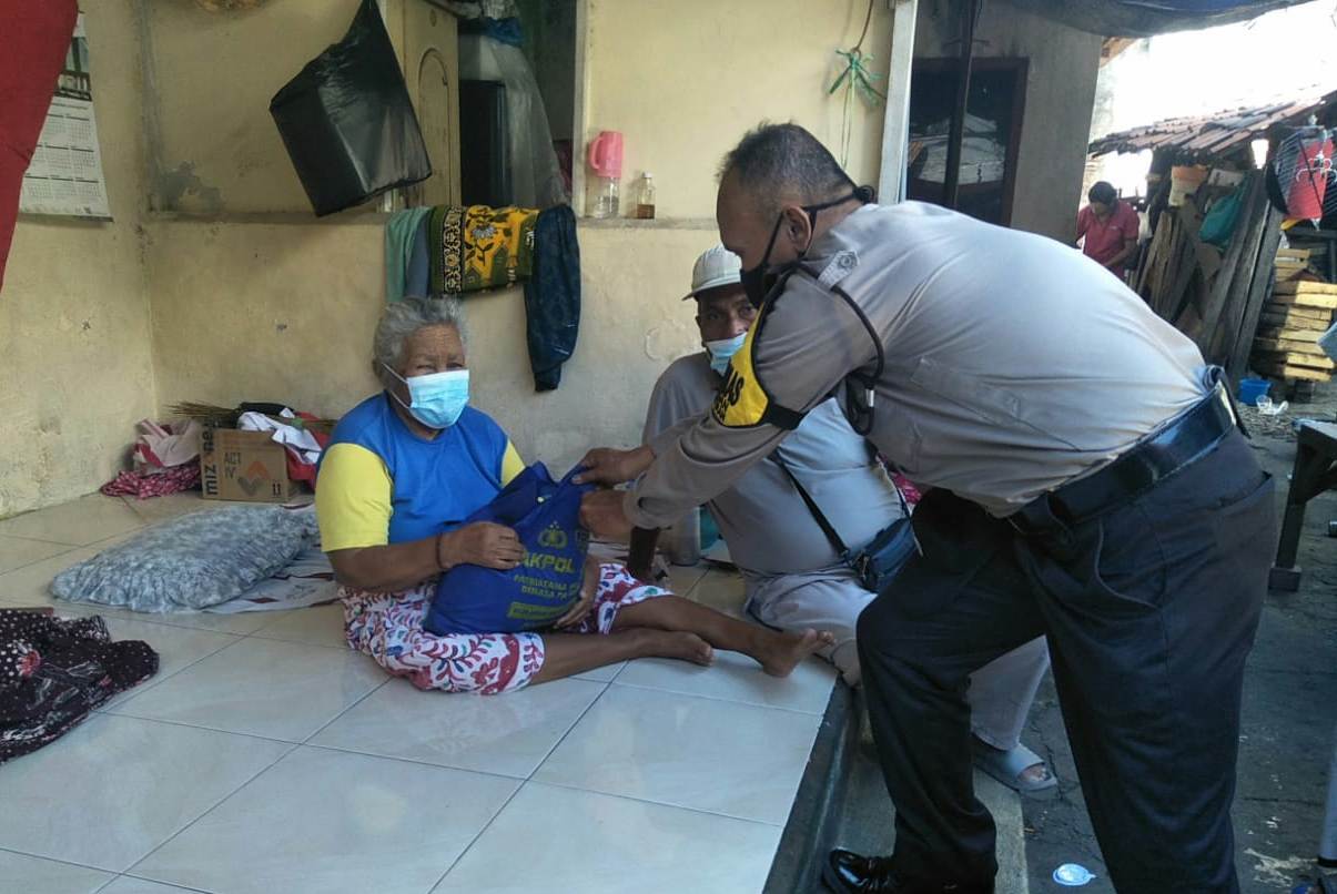 Babinkamtibmas Nyamplungan Bagikan Bantuan Sembako Dari Alumni Akpol 95 Kepada Warga Pabean Kulon