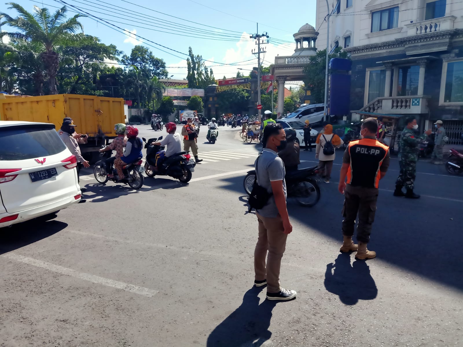 Polsek Semampir Laksanakan Operasi Penertiban Masker Bersama Personil Gabungan di Jalan KH Mas Mansyur