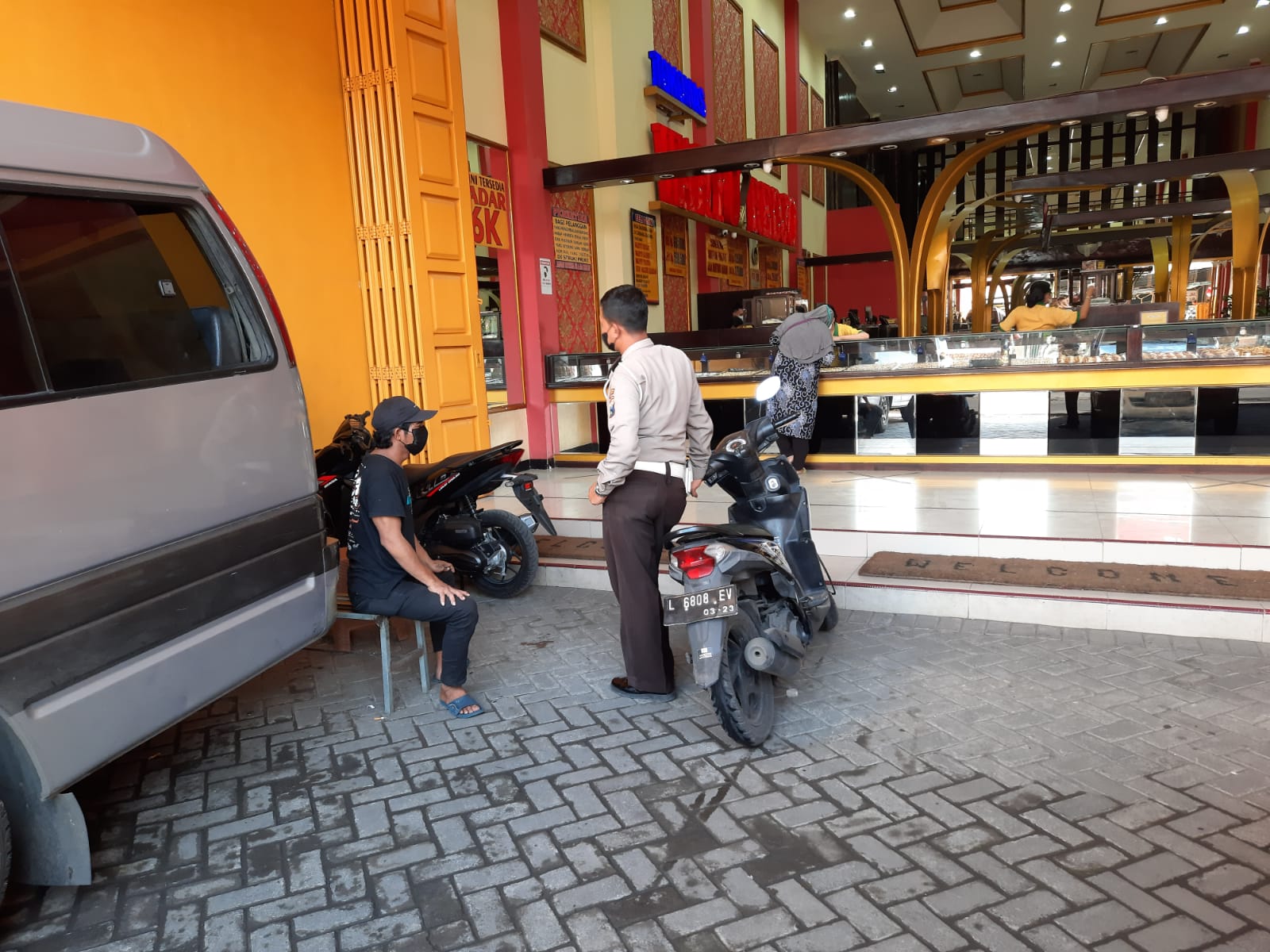 Polsek Kenjeran Gelar Patroli di Toko Emas, Sampaikan Waspada Pencurian