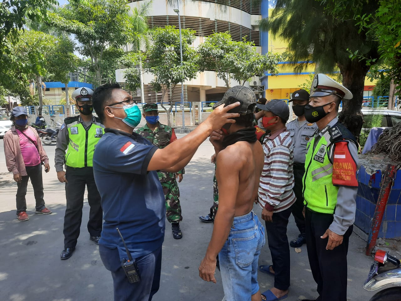 Polsek Pabean Cantikan Laksanakan Operasi Penertiban Masker di Jalan Stasiun Kota
