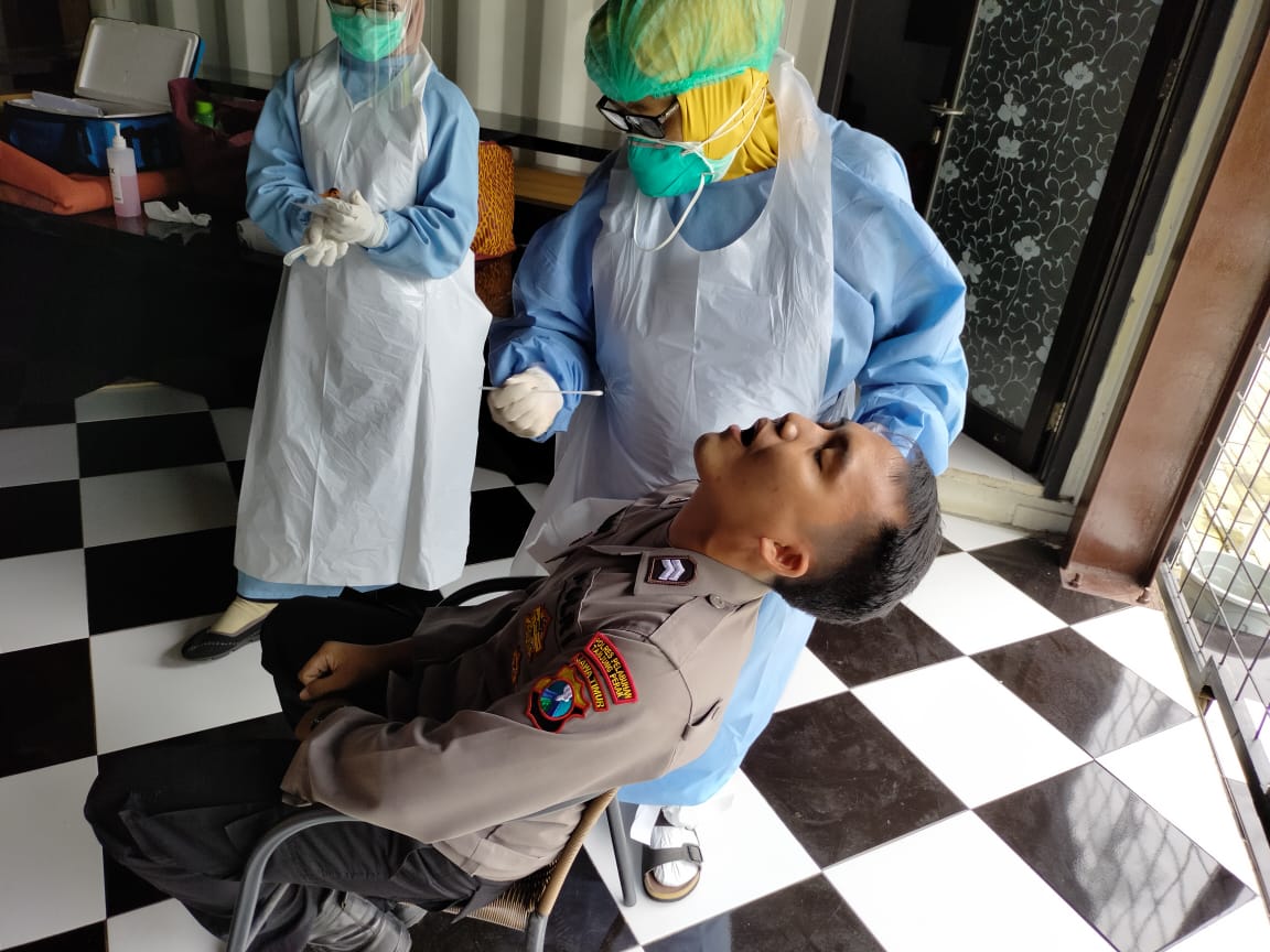 Cegah Penyebaran Covid-19, Personil Polres Pelabuhan Tanjung Perak Ikuti Swab Tes