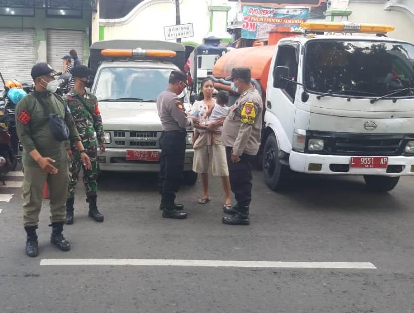 Polsek Semampir Gelar Operasi Masker di Pintu Masuk Ampel