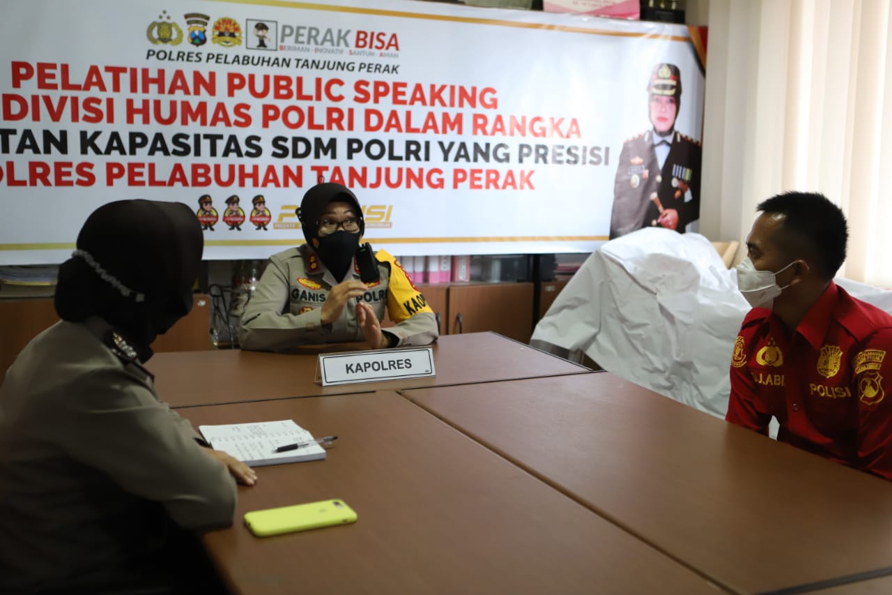 Kapolres Tanjung Perak Bersama Anggota Humas Ikuti Zoom Meeting Pelatihan Publik Speaking